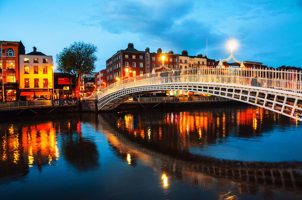 A view of Ha'Penny bridge in Dublin at dusk.