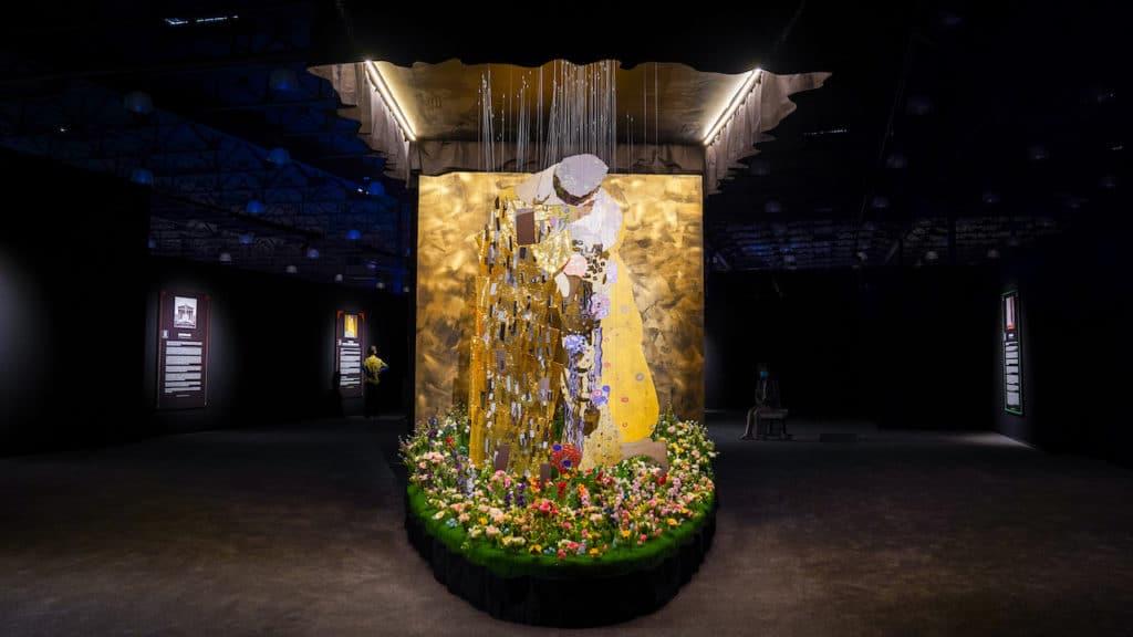 an image of Klimt's The Kiss at the immersive experience